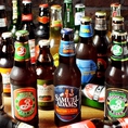 常備２０種以上の地ビールと、月替りの各地ビールを楽しめる。