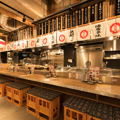 【本場博多の屋台の雰囲気】活気のある雰囲気が特徴の店内。大人気の飲み放題付きコースも3,500円～各種ご用意！会社のご宴会や友人との少人数宴会・女子会・二次会など、様々なシーンでご利用いただけます。博多劇場で心ゆくまで満喫し、心温まるひとときをぜひ皆さまでお過ごしください。