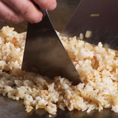 鉄板で豪快に焼き上げるガーリックライスや焼きそばは絶品！お食事使いにも◎