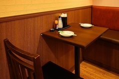 お一人様やお二人様でのご利用に最適のテーブル席。ほっと落ち着ける雰囲気の内装の中、親しい方との食事を心ゆくまでお楽しみいただけます。お仕事帰りのサク飲み、友人との飲み会やデートなどのご利用におすすめです。