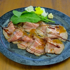 黒毛和牛のローストビーフ/鉄板ハラミステーキ