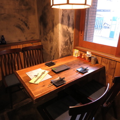 【テーブル席】温かな照明とゆったりくつろげる空間のテーブル席♪