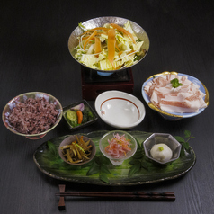 コース料理ではやごろう豚のメイン料理のほか、季節の先付、古代米御飯など一品一品にこだわりを込めて。