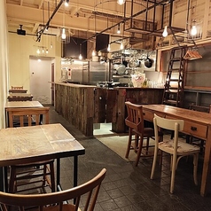 スタイリッシュな雰囲気が漂う店内で、友達との夜を楽しむのに最適◎スタンディングカウンターで立ち飲みをしながら、カジュアルに会話を楽しめます。お一人様のご来店も大歓迎です♪