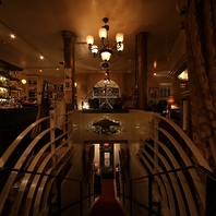 落ち着きある隠れ家のような内装