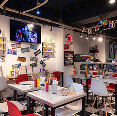 当店では2名テーブル席を4つご用意しております。くっつけてのご利用も可能となっております!