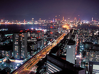 地上29階から神戸の街並みと目前の神戸空港が一望