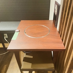 デートやご友人との気軽なお食事に最適な2名掛けテーブル席です。コンパクトながらもゆったりとお座りいただけ、お二人の会話が弾む居心地の良い空間をご提供いたします。熱々のチゲやサムギョプサルを囲んで、心温まる時間をお過ごしください。