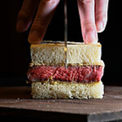 黒毛和牛のレアカツサンド