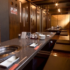 襖を外すことで、最大32名様でご利用いただける広々個室に。大人数でのご利用でも、完全個室なので一体感のある雰囲気でお楽しみいただけるはず。店内には無煙ロースターが付いているので、においが気になりにくいのも嬉しい！