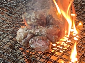 豪快に炙った地鶏の炭火焼は絶品！