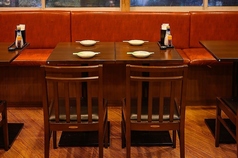 友人、同僚とご一緒にグループでの飲み会に便利な4名掛けのテーブル席をご用意しております。広々とした居心地の良いソファと椅子で、会話を楽しみながら美味しい料理を囲む、楽しい時間をお過ごしくださいませ。