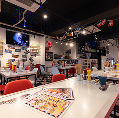 カジュアルで居心地バツグンの店内には、4名様テーブルが6卓ご用意がございます!