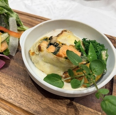 3月1日～3月30日限定　サーモンのクレープ包みグラタン