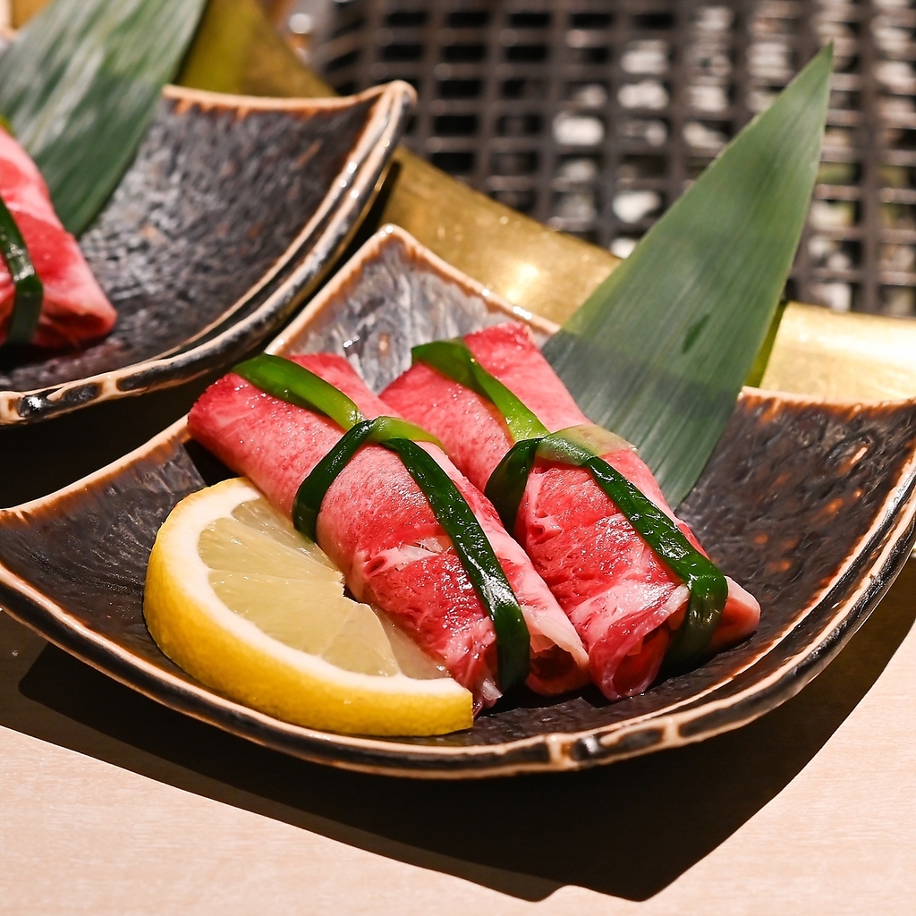 黒毛和牛や生肉を使用した逸品料理など『もう食えません！』となるまでお出しする喰切スタイル