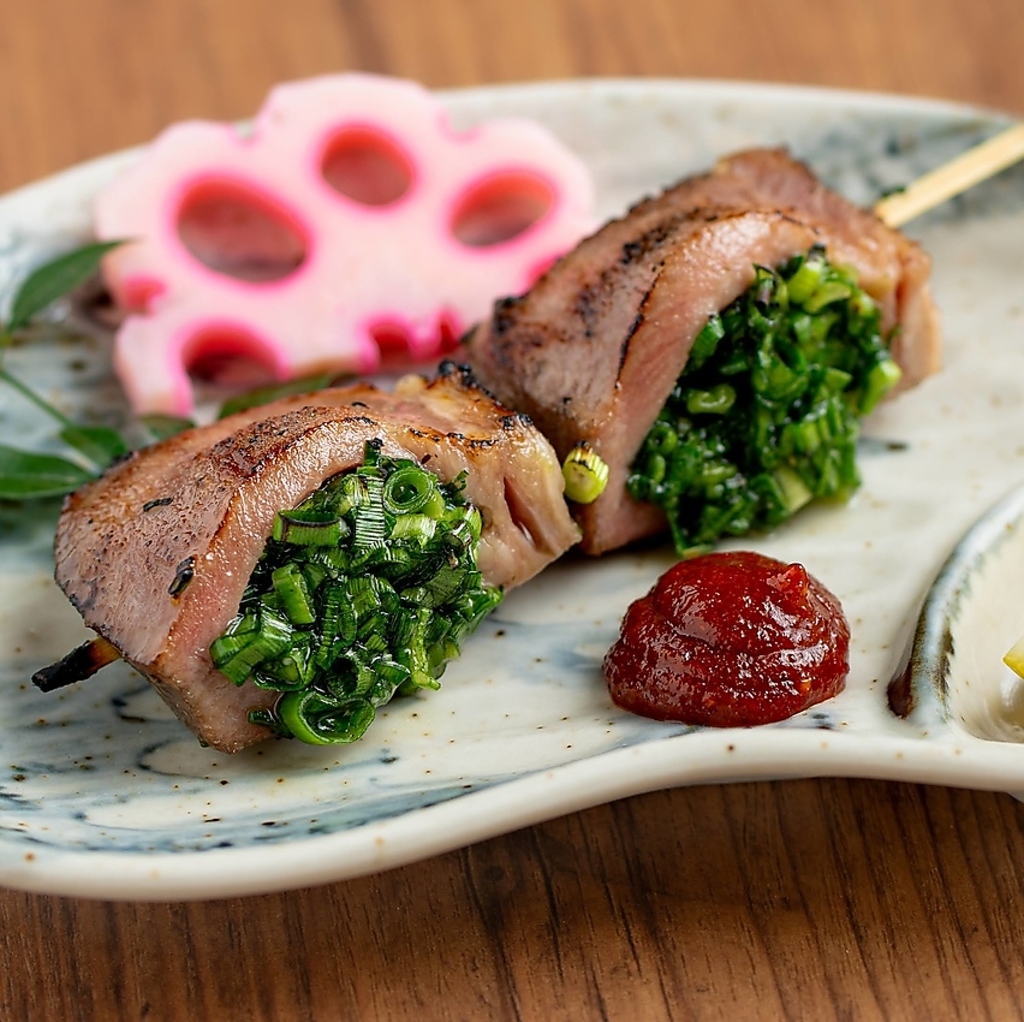 リーズナブルな焼き鳥はどんなシーンにも人気！サクサクの牛タンにネギを詰め込んだ、ネギたん串も