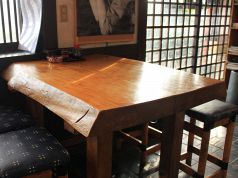 栃の木の無垢材使用のテーブル席（１）