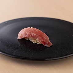 熟練の職人技により、素材の持ち味を活かした焼き物…