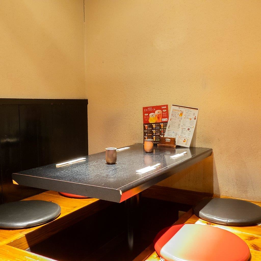 足をのばしてお寛ぎいただける落ち着いた雰囲気の掘りごたつ席。お仕事帰りにお立ち寄りください。