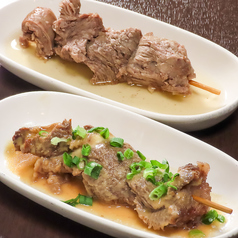 東京ではなかなか食べられない肉を食べる絶品の牛すじ/どてぐしです。の写真