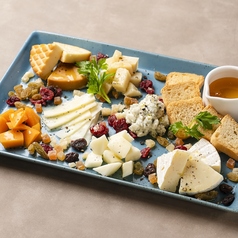 専門店が誇る7種類から選べる！チーズの盛り合わせ