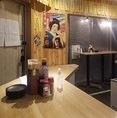 お一人様からふらっと立ち寄れる気軽さが魅力！木の温もりが心地よい◎立ち飲みカウンターは6席