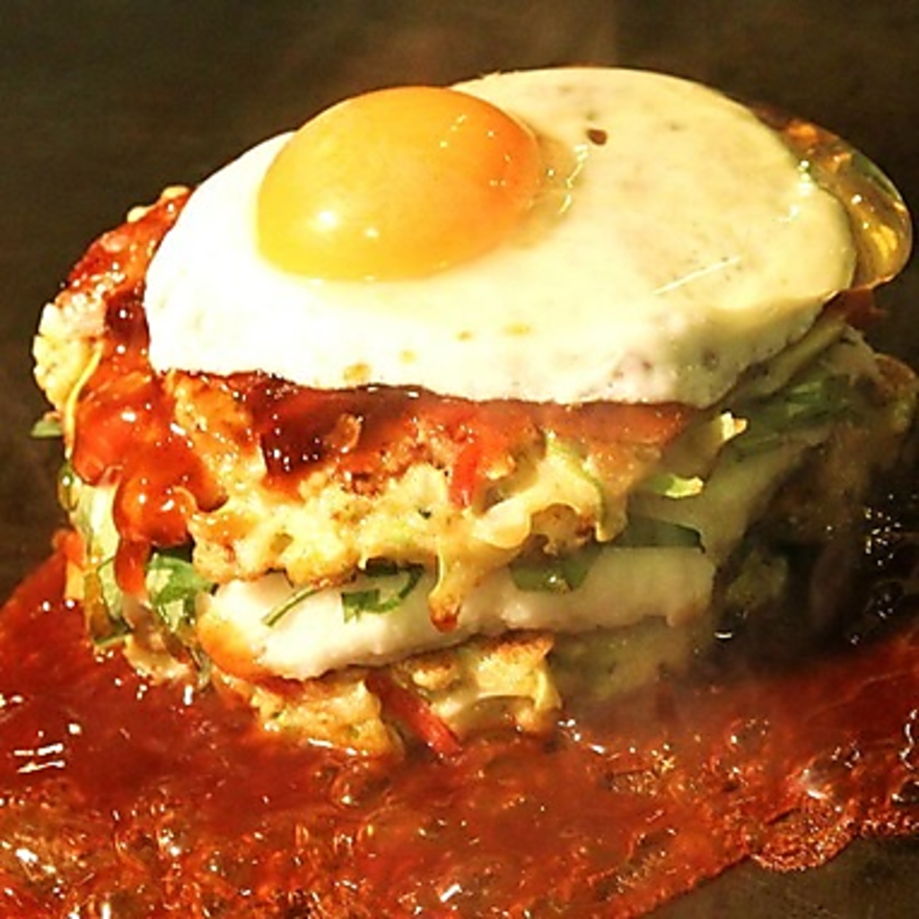 一番人気！当店オリジナルのジュウジュ～お好み焼。ふわふわの山芋と大葉がアクセント♪