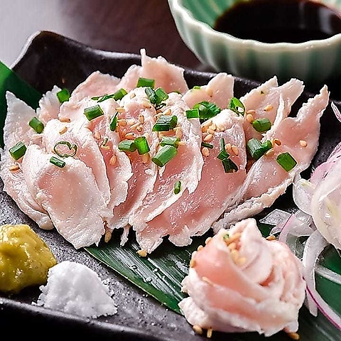 炭火で焼き上げるさつま地鶏と、九州の地酒が充実。少人数から最大18名様の宴会まで。