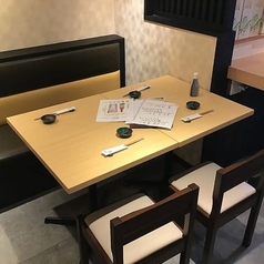 【テーブル席/～4名様】少人数の飲み会に！ゆったり寛げる4名様用テーブル席。温かみのある木目調の落ち着いた店内には、4名様までのテーブル席をご用意◎ご友人との飲み会やサク飲み、ご家族でのお食事など少人数でのご利用に最適です。人数に合わせてお席をご用意しますので、お気軽にご相談ください！