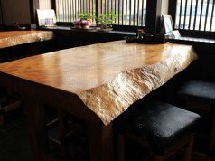 栃の木の無垢材使用のテーブル席（２）