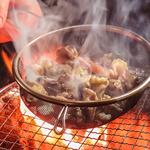 宮崎伝承鶏のざる焼き！鶏脂で、炭の香りをつけながらざるで焼いていただく。