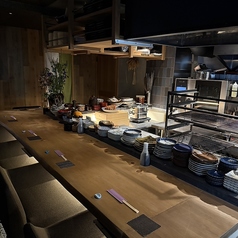 デートや一人飲みにもピッタリなオープンキッチンを望めるカウンター席