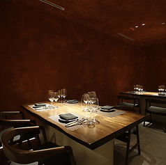 ゆったりと寛げるテーブル席は8席ご用意しております。落ち着いた雰囲気の中、周りを気にせずお仲間同士でのお食事や会話をお楽しみいただけます。広めの席配置で、接待や会食など、大切なシーンでのご利用にもおすすめです。