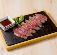 お肉料理にも当店は力を入れてます♪牛肉のたたきは絶品