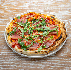 生ハムとルッコラのピッツァパルマ風