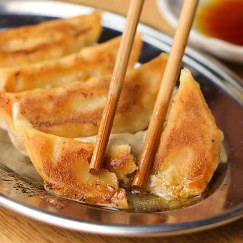 カウンター席は終日ハッピアワー実施！肉汁餃子と手羽トロ唐揚げが名物の大衆酒場♪