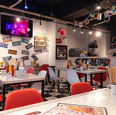 当店では、20名様から最大35名様までの店舗貸切が可能です◎広々としたポップな店内で、パーティー・会社宴会・打ち上げなど、グループ利用にぴったり!