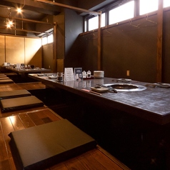 店内には2つのフロアがあり、各フロア貸切が可能です。1フロアは40～60名様まで、もう1フロアは40～48名様まででご利用いただけます。大規模な会社の宴会、同窓会などのご利用にも最適！インバウンドのお客様の受け入れ実績もございますので、お気軽にご相談ください◎