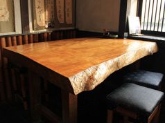 栃の木の無垢材使用のテーブル席（３）