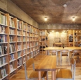 旧東海道、北品川宿場通りの商店街内にある独特な内装の当店は、「旅」と「道」に特化した本を多く取り揃えております。