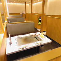 【半個室テーブル席】周囲を気にせずお食事を楽しめる