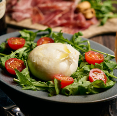 イタリア産 ブラータチーズとルーコラのサラダ ～メイプルシロップ風味～