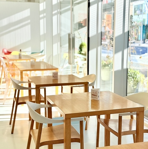 白基調のお洒落な店内♪絶品毬姫牛や40種以上のクラフトビールを多彩なシーンで満喫◎