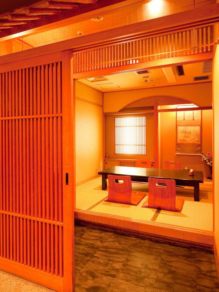 小人数用個室もございます。ご接待やご家族の集まりなどに最適です。2名様からご利用ください。