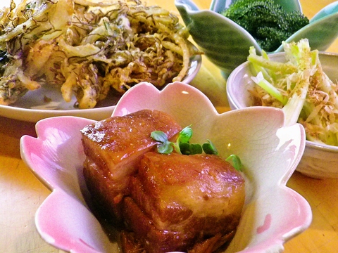 沖縄で産まれ育ちの店主が作る本物の沖縄家庭料理と泡盛が、存分に味わえる店。