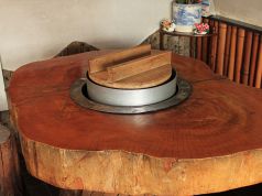 冬に大活躍する釜ゆでうどん用のテーブル。こちらも栃の木の無垢材使用