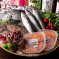 毎日に市場で仕入れた新鮮な鮮魚をご提供！焼酎や日本酒、ウイスキーなどお酒にも相性抜群な絶品料理をお楽しみいただけます！お仕事帰りの一杯にもおすすめです！利用シーンに合わせて個室のご案内も可能となっております！町田エリアNo. 1のホスピタリティを目指している当店で是非至福のひとときをお過ごしください！