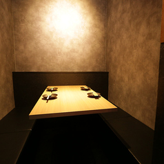 2名様から4名様までご利用可能な半個室のお席です。