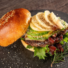 【岡山名物の贅沢なコラボ!】ピーチベーコンバーガー