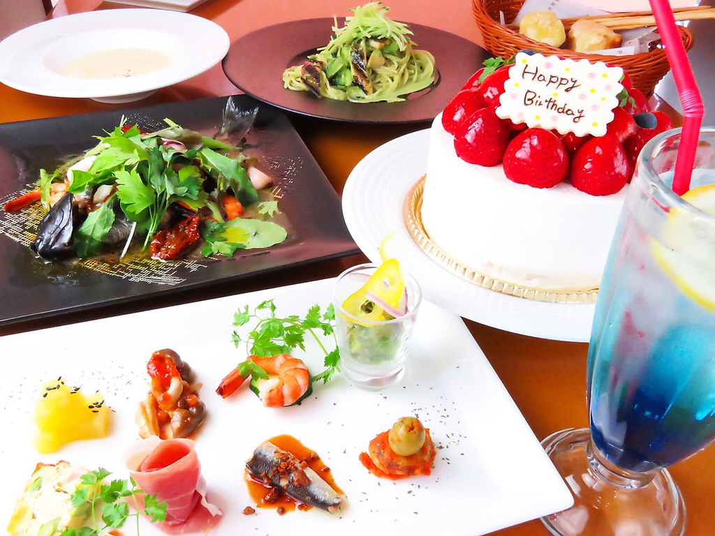 ショーケースから選べるケーキに選べるメイン付のランチがおすすめ♪